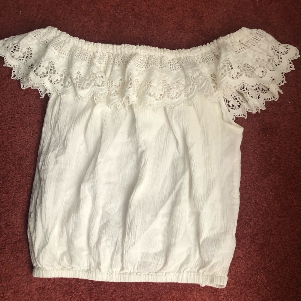 🤩✨Off the shoulder lacey white top💓